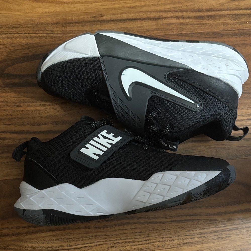 Nike Kids Team Hustle D12 sneakers